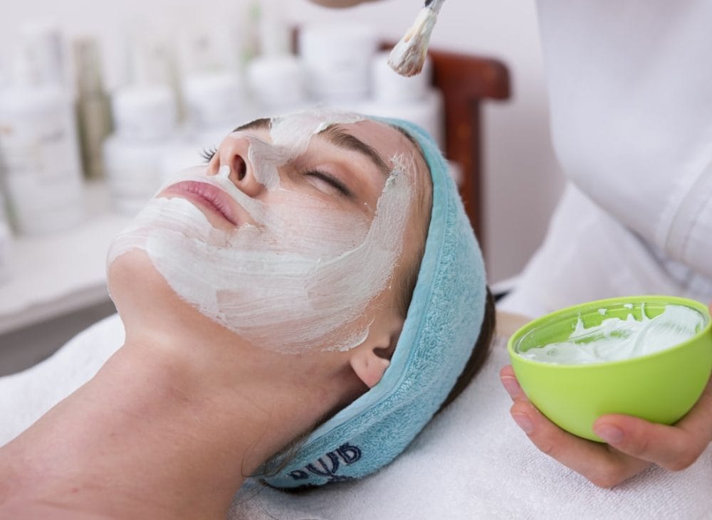 Cele mai noi tratamente faciale disponibile în clinicile din România